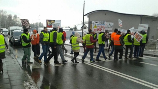 Protest mieszkańców Sobieradza. Kilkadziesiąt osób przez dwie godziny blokowało w sobotę ulicę Przestrzenną w Gryfinie, manifestując przeciwko powstaniu farmy wiatrowej pod ich oknami.