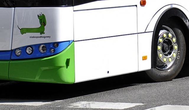 Koniec ferii zimowych oznacza zmiany w miejskiej komunikacji. Na swoich tradycyjnych trasach pojawiły się od poniedziałku autobusy zawieszone na czas zimowych wakacji.