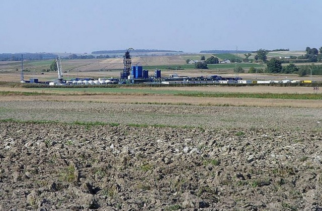 Amerykański gigant energetyczny Chevron zakończył poszukiwanie gazu łupkowego w naszym kraju. Polskie pokłady błękitnego paliwa okazały się być o wiele mniejsze niż wcześniej sądzono. Ponadto leżą w miejscach zbyt trudnych do wydobycia.