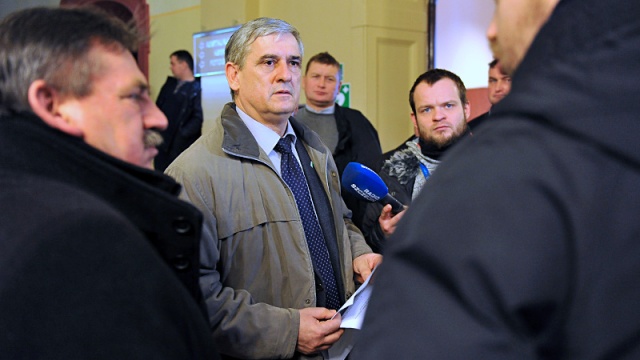 Zdaniem rolników Leszek Świętochowski zlekceważył rozmowy z nimi. Według nich w poniedziałek w południe Świętochowski miał spotkać się z nimi w szczecińskim urzędzie wojewódzkim. Tymczasem szef Agencji Nieruchomości Rolnych uczestniczy w konferencji w Koszalinie.