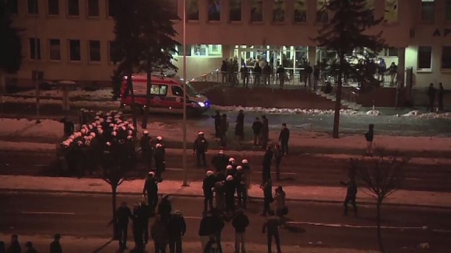 Policja użyła broni gładkolufowej i gazu łzawiącego podczas wtorkowych zamieszek przed siedzibą Jastrzębskiej Spółki Węglowej. Miały tam rozpocząć się kolejne rozmowy strajkujących związków z zarządem spółki.