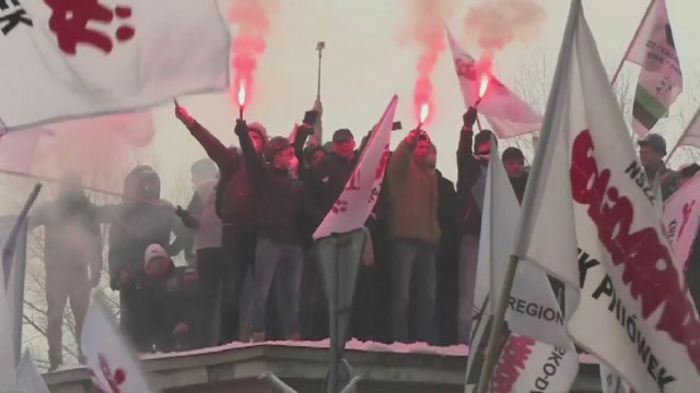 Reporter TVP Info musiał przerwać relację spod siedziby Jastrzębskiej Spółki Węglowej po tym, jak operator stacji został uderzony w głowę bryłą lodu - podaje portal gazeta.pl.