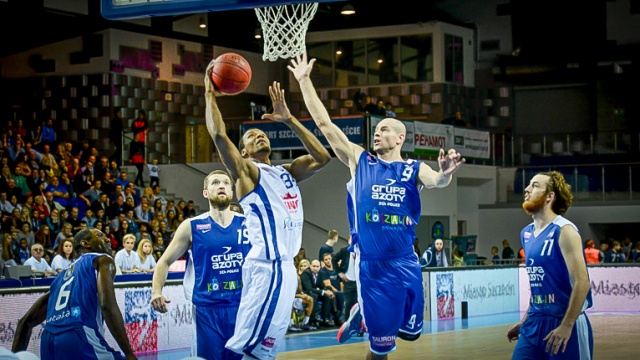 Kontrakt ze szczecińskim klubem za porozumieniem stron rozwiązał Darrell Harris. Amerykanin jest kolejnym koszykarzem, który opuszcza beniaminka Tauron Basket Ligi.