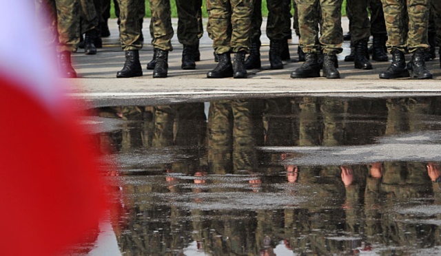 Żołnierze na kontraktach chcą dłużej służyć w wojsku. Dziś ich służba trwa 12 lat. Tymczasem wojskowi chcą, by przedłużyć ją do 15 lat.