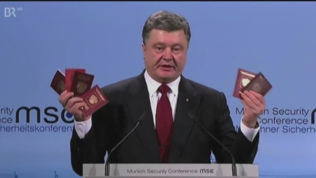 To jest najlepszy dowód rosyjskiej agresji na Ukrainie - mówi Petro Poroszenko. Na Konferencji Bezpieczeństwa w Monachium prezydent Ukrainy zaprezentował dokumenty znalezione na terenach zajętych przez separatystów w Donbasie.