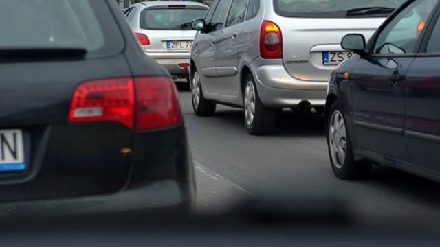Ponad połowa sprowadzanych do Polski w ubiegłym roku używanych samochodów z zagranicy ma ponad 10 lat. To o kilka procent gorszy wynik niż rok wcześniej - wynika z danych Służby Celnej, a pisze o tym Rzeczpospolita.