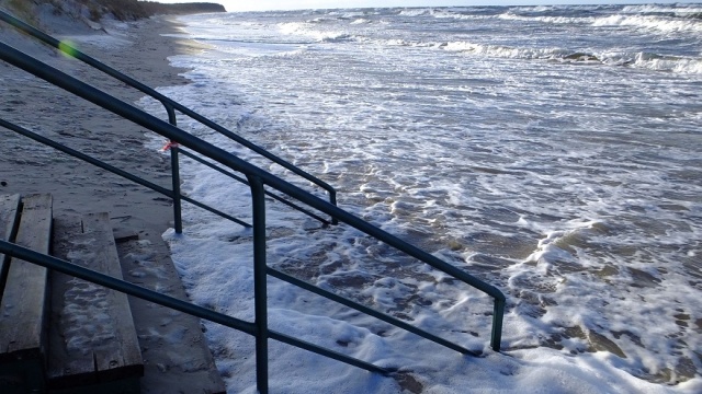 Sztorm panujący na Bałtyku od kilku dni nie wyrządził większych szkód - informuje Urząd Morski w Szczecinie. Podmyte są plaże w gminie Rewal, w Międzywodziu i Międzyzdrojach.