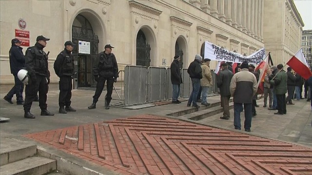 Jak podają ogólnopolskie media, z dwustu ciągników na obrzeża stolicy dotarło jedynie około 60. Rolnicze szeregi zdziesiątkowali policjanci uzbrojeni w alkomaty.