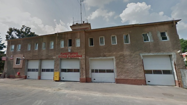 Przebudowa Komendy Straży Pożarnej w Choszcznie od ubiegłego roku nie ruszyła z miejsca. Inwestycja została podzielona na dwa etapy. W ramach pierwszego, który zakończył się rok temu, dobudowano dwa dodatkowe garaże dla samochodów gaśniczych.