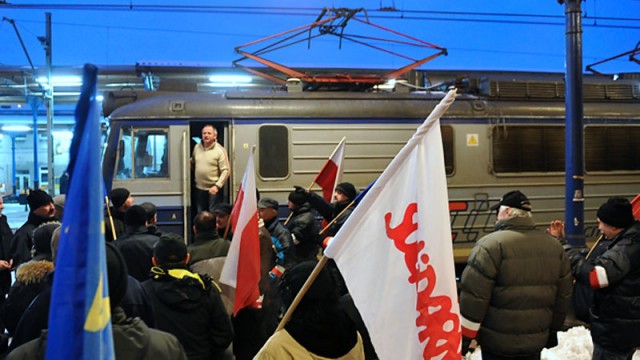 Kierownictwo PKP jest zdziwione, że kolejarze rozważają strajk. W rozmowie z TVN Biznes i Świat rzecznik spółki Mirosław Siemieniec powiedział, że bezpieczeństwo na kolei poprawia się, a miniony rok był najbezpieczniejszym w historii.
