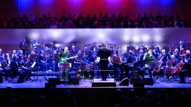 Utwory zespołu Dire Straits w symfonicznej wersji zagrała orkiestra Filharmonii Szczecińskiej wraz z wokalistą Kubą Badachem i gitarzystą Markiem Napiórkowskim.