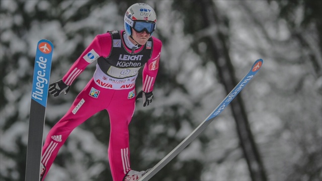 Ustanowienie nowego rekordu świata nie dało Andersowi Fannemelowi zwycięstwa w konkursie Pucharu Świata. Norweg w pierwszej serii niedzielnego konkursu w Vikersund skoczył 251,5 m, poprawiając o 150 cm sobotni wynik Słoweńca Petera Prevca.