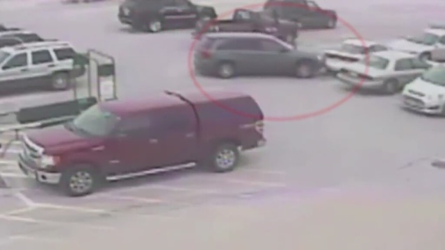 Jedenaście aut staranował 92-letni kierowca. Do kraksy doszło na sklepowym parkingu w Mayville, w amerykańskim stanie Wisconsin.