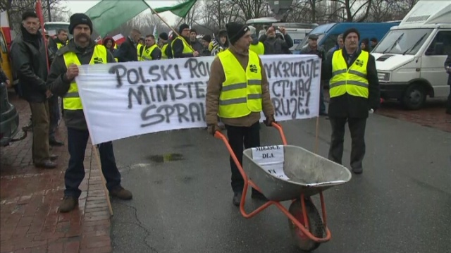 Według organizatorów w manifestacji przed Kancelarią Premiera weźmie łącznie udział dziesięć tysięcy osób.