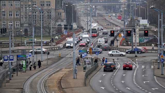 Zamknięcie Mostu Długiego w Szczecinie oznacza drogowy paraliż - tak uważa radny SLD Henryk Jerzyk. Jak powiedział w Rozmowach pod krawatem to dlatego, że inwestycja została źle rozplanowana.