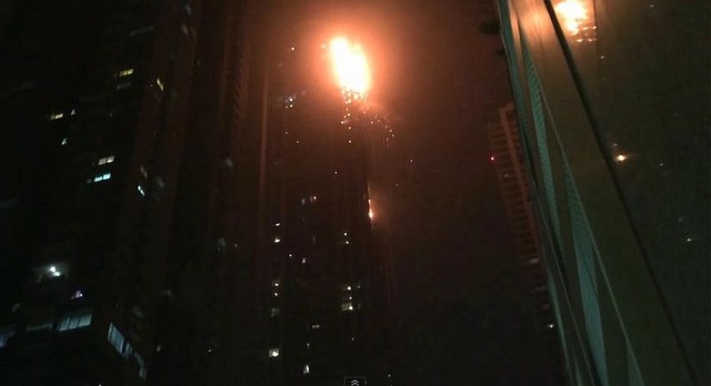 Setki ludzi ewakuowano z jednego z najwyższych budynków mieszkalnych na świecie Marina Torch w Dubaju. Na kilku piętrach wybuchł pożar, który udało się ugasić.