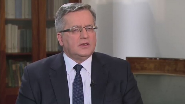 Potrzeba dyskusji o tym, czy Polska powinna wysyłać broń na Ukrainę - tak uważa prezydent RP Bronisław Komorowski.