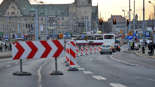 Most Długi zamknięty. Z biletem ZDiTM można wsiąść do pociągu