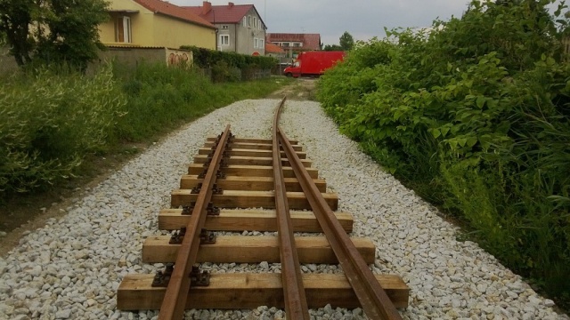 Blisko cztery tony śrub i metalowych elementów torów ukradli złodzieje z trasy rewalskiej kolei wąskotorowej.