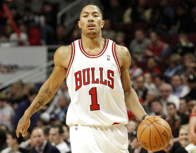 Straszliwy pech nie opuszcza jednej z największych gwiazd ligi NBA. Koszykarz Chicago Bulls Derick Rose w ciągu trzech ostatnich lat odniósł trzy bardzo poważne kontuzje, które wykluczały go z gry na cały sezon. Teraz zawodnikowi przytrafiła się kolejna.