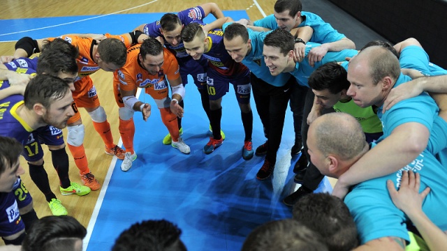 Trudne zadanie czeka w sobotę halowych piłkarzy Pogoni 04 w rozgrywkach o mistrzostwo Polski. Szczecinianie na wyjeździe zmierzą się z wiceliderem ekstraklasy futsalu Gattą Zduńska Wola.