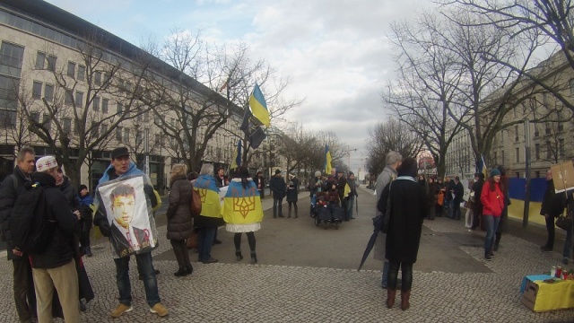 Niedaleko Bramy Brandenburskiej pod siedzibą rosyjskiej ambasady w Berlinie, odbyła się manifestacja w sprawie uwolnienia ukraińskiej wojskowej Nadiji Sawczenko i przeciwko rosyjskiej agresji na Ukrainę.