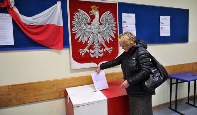 Gdyby wybory prezydenckie odbyły się dziś, doszłoby do drugiej tury - tak wynika z najnowszego sondażu Millward Brown dla TVN24.