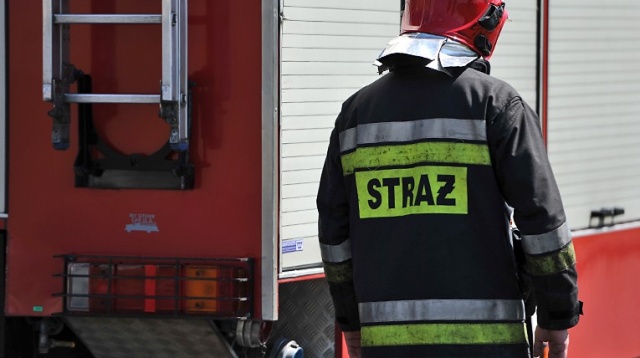 Pięć zastępów straży pożarnej gasiło pożar domu wielorodzinnego w Białogardzie. Z budynku ewakuowano lokatorów, łącznie 15 osób.