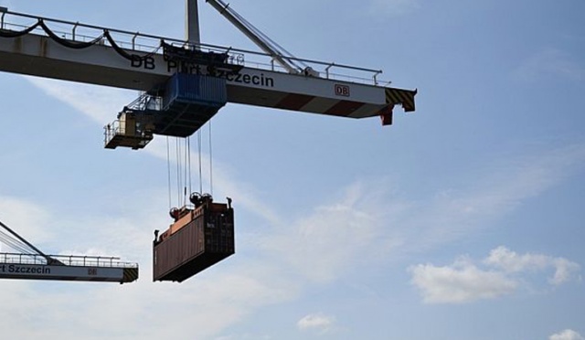 Pracownicy spółki DB Port dostali wyróżnienie od Izby Celnej za sprawną odprawę kontenerów w porcie. Potrzebują na to czterech godzin, gdy w innych terminalach odprawa zajmuje dwa dni.
