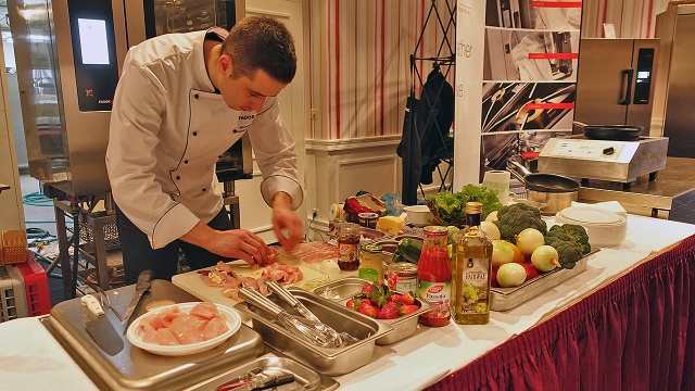 Jak zrobić sok jabłkowo-marchwiowy bez obierania owoców i warzyw ze skórki Między innymi tego mogą dowiedzieć się uczestnicy targów gastronomicznych w Międzyzdrojach.