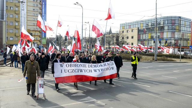 Marsz w Obronie Demokracji przeszedł przez Szczecin [ZDJĘCIA, WIDEO]
