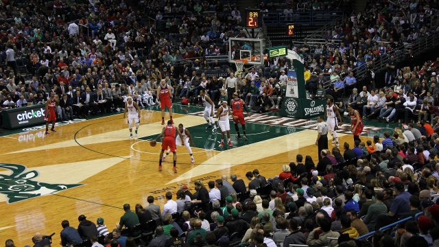 W lidze NBA klub Marcina Gortata Washington Wizards wciąż nie może odnaleźć formy z początku sezonu. Tym razem Czarodzieje w nocy z soboty na niedzielę przegrali na wyjeździe z Milwaukee Bucks 85:91. Polak zdobył 10 punktów i zaliczył dziewięć zbiórek.