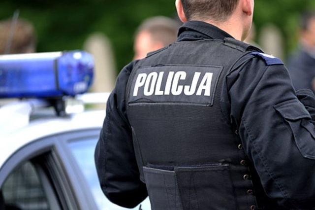 Pijani nastolatkowie brutalnie pobili starszego mężczyznę w Białogardzie. 15 i 16-letni chłopcy zaatakowali staruszka przed marketem spożywczym. Policjanci zatrzymali sprawców.