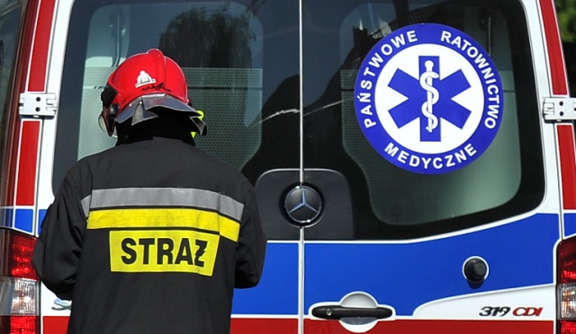 Jedna osoba zginęła w pożarze poddasza w Przybiernowie pod Goleniowem. Na miejscu jest pięć zastępów straży pożarnej.