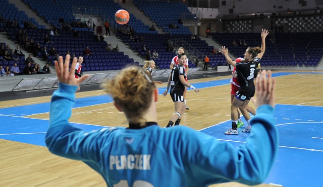 Piłkarki ręczne Pogoni Baltica Szczecin oddaliły się od awansu do półfinału Pucharu Challenge. W sobotę, w pierwszym ćwierćfinałowym meczu, przegrały w Turcji z zespołem Ardesen GSK 28:31.