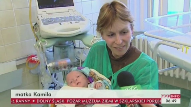 Kamil ważył 820 gramów i urodził się bez wykształconych nerek. Lekarzom ze szpitala w Legnicy udało się uratować noworodka dzięki podłączeniu go do sztucznej nerki. To pierwszy taki przypadek w polskiej i - jak przypuszczają medycy - światowej medycynie. Lekarze nigdy wcześniej nie ratowali tak małego dziecka za pomocą sztucznej nerki.