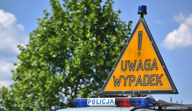 Jedna osoba została ranna w wypadku na Szosie Stargardzkiej przy skrzyżowaniu z ulicą Tomasza Żuka. W środę ok. 13.30 zderzyły się tam Volkswagen Transporter i osobowa Kia.