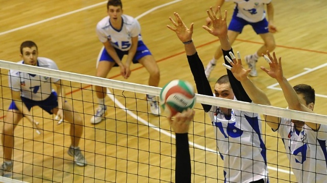 Siatkarze Espadonu Szczecin ograli SMS Spała i są coraz bliżej fazy play - off rozgrywek o mistrzostwo pierwszej ligi. Drużyna trenera Jerzego Taczały w piątkowy wieczór pokonała młodych siatkarzy SMS - u 3:1.