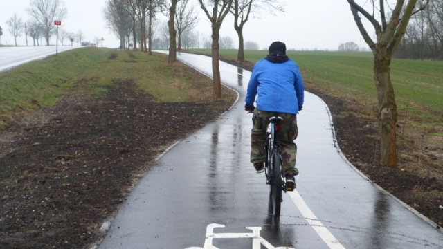 Na razie połączyła Przecław z Rosówkiem. Wzdłuż drogi krajowej nr 13 powstała prawie siedmiokilometrowa pieszo-rowerowa ścieżka.