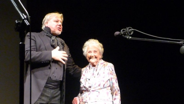 Z okazji święta w Teatrze Polskim w poniedziałek grupa aktorów obchodziła jubileusz pracy zawodowej.