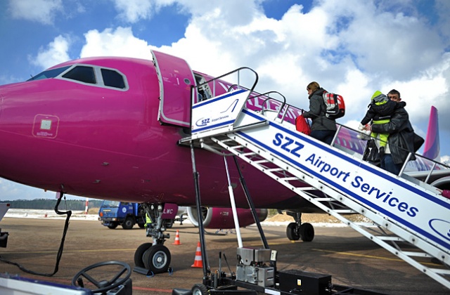 Brytyjski nadzór lotniczy zapowiedział wyciągnięcie surowych konsekwencji prawnych wobec węgierskiego Wizz Aira oraz irlandzkiej linii lotniczej Aer Lingus i brytyjskiego Jet2.