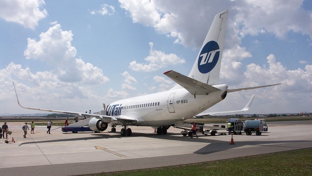 Samolot pasażerski Boeing 737 rosyjskich linii UTair z 78 pasażerami na pokładzie poprosił o zgodę na awaryjne lądowanie na lotnisku w Petersburgu - informują władze lotnicze.