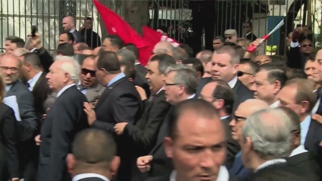 Kilkanaście tysięcy osób wyszło w niedzielę na ulice Tunisu i przeszło w marszu przeciwko terroryzmowi. Był to między innymi wyraz solidarności z rodzinami ofiar zamachu z 18 marca w Muzeum Bardo.