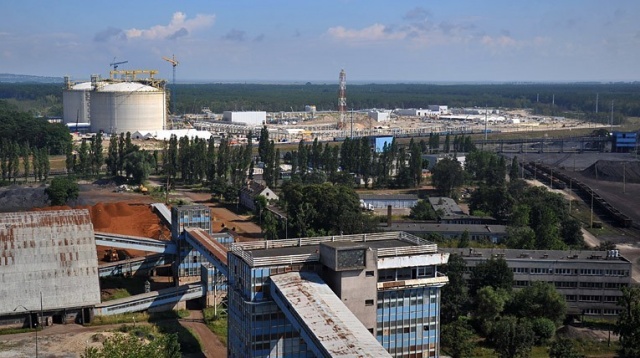 Wykonawca świnoujskiego gazoportu firma Saipem domaga się dodatkowych pieniędzy za zakończenie prac - informuje Rzeczpospolita. Według ostatnich zapewnień rządu, terminal ma być gotowy w połowie roku.