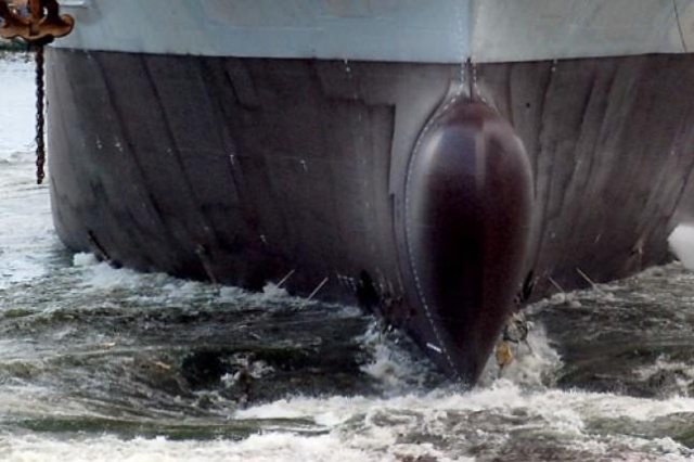 Nietypowy statek do przewozu konstrukcji stalowych jest wyposażany przy nabrzeżach w dawnej Stoczni Szczecińskiej.