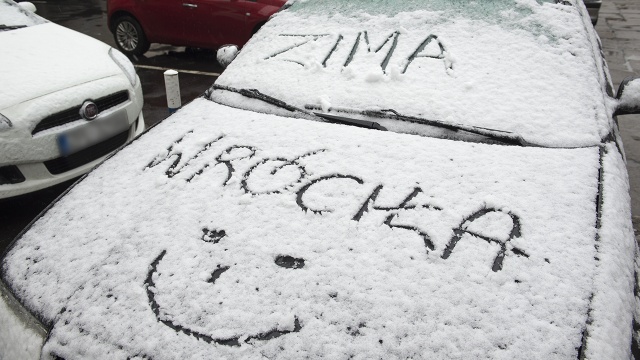 Prima aprilis dopiero w środę, ale pogoda najwyraźniej żartuje sobie z nas już we wtorek. Pada śnieg, a na termometrach trzy stopnie. Biały puch pojawił się nie tylko w Szczecinie - Nowogard też zasypany.