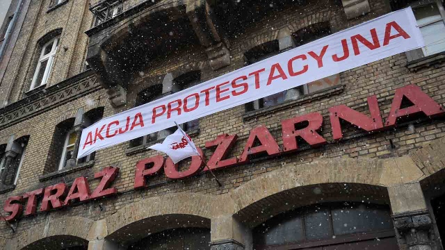 Strażacy chcą podwyżek wynagrodzeń i dodatków za nadgodziny oraz wysługę lat.