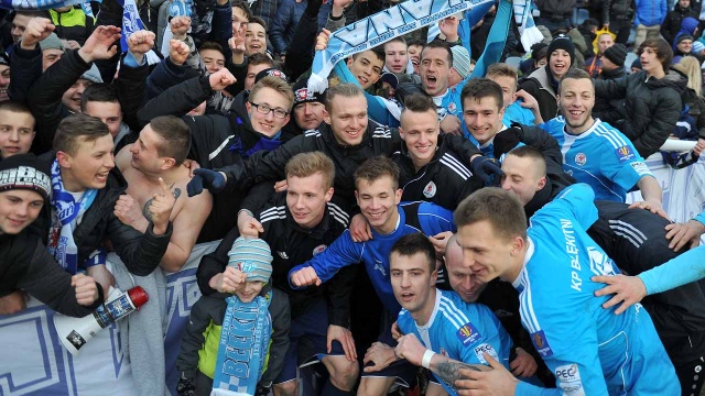 Wielka niespodzianka w Stargardzie Szczecińskim. Skazywany na porażkę drugoligowy zespół Błękitnych wygrał z wicemistrzem Polski Lechem Poznań 3:1 (0:1) w pierwszym meczu półfinału Pucharu Polski.