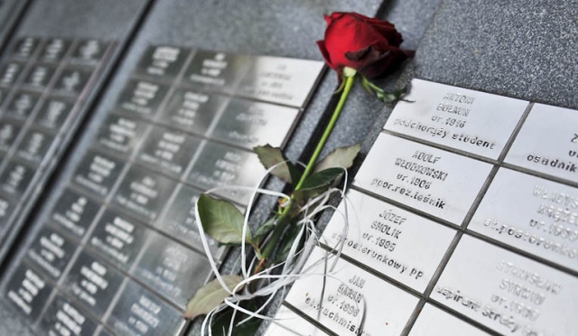 XXI wiek nie zna drugiej takiej zbrodni - tak w 75. rocznicę rozpoczęcia masowego mordu na Polakach w Katyniu mówił prezydent RP Bronisław Komorowski.