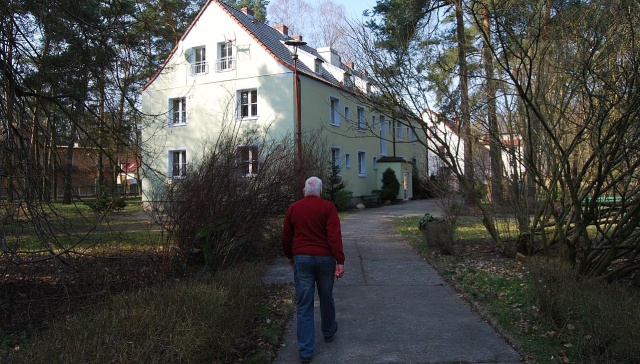 Ludzie, którzy przeszli załamania nerwowe otworzą hostel i restaurację w Policach. Sami remontują budynki i urządzają pomieszczenia, potem będą tam zatrudnieni.